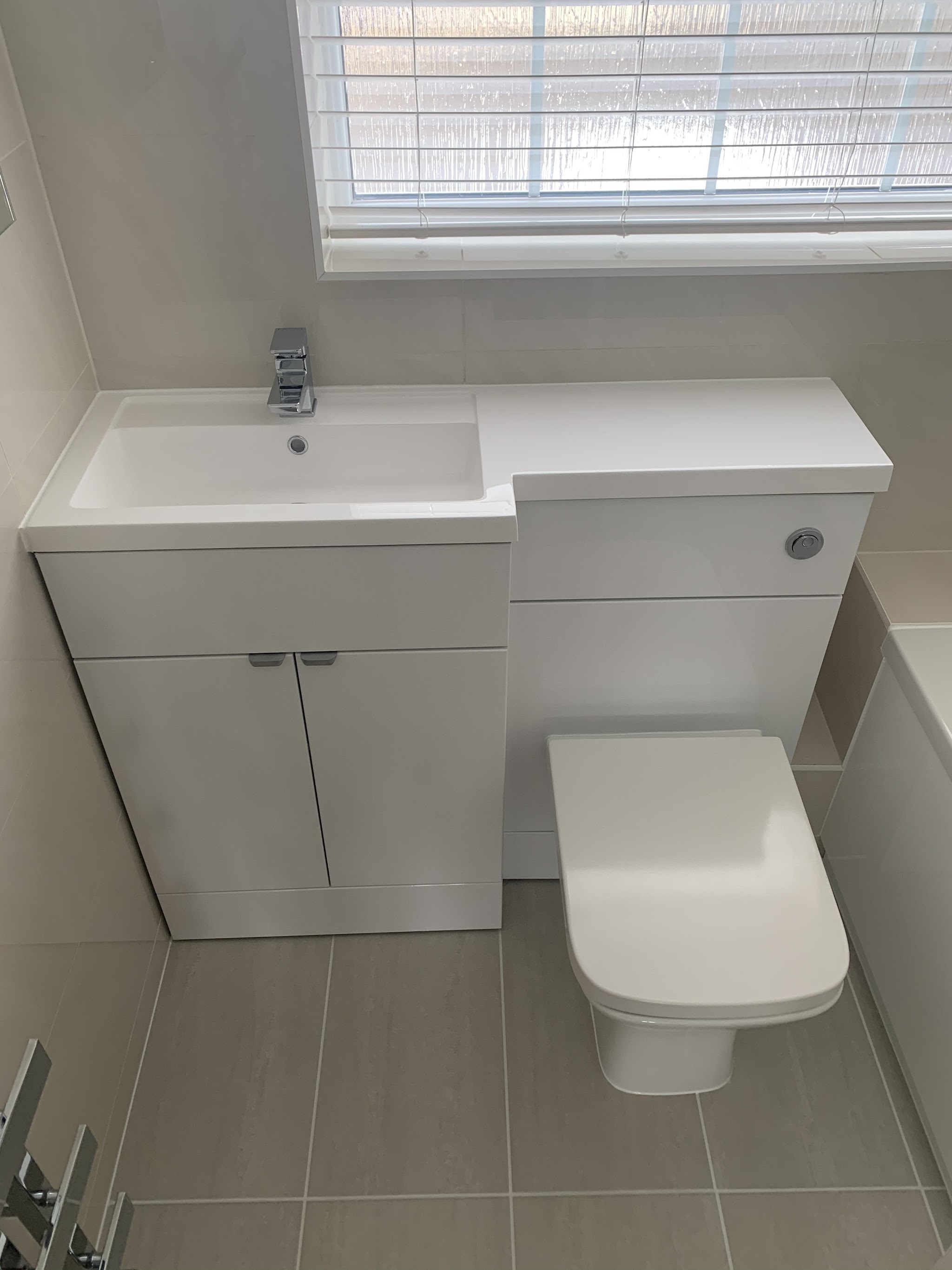 White combination vanity unit with a back-to-wall WC
